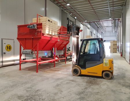 Sorteer de aardappelen direct in de houten kisten