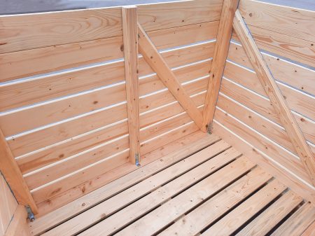 op de wortelen in de kist